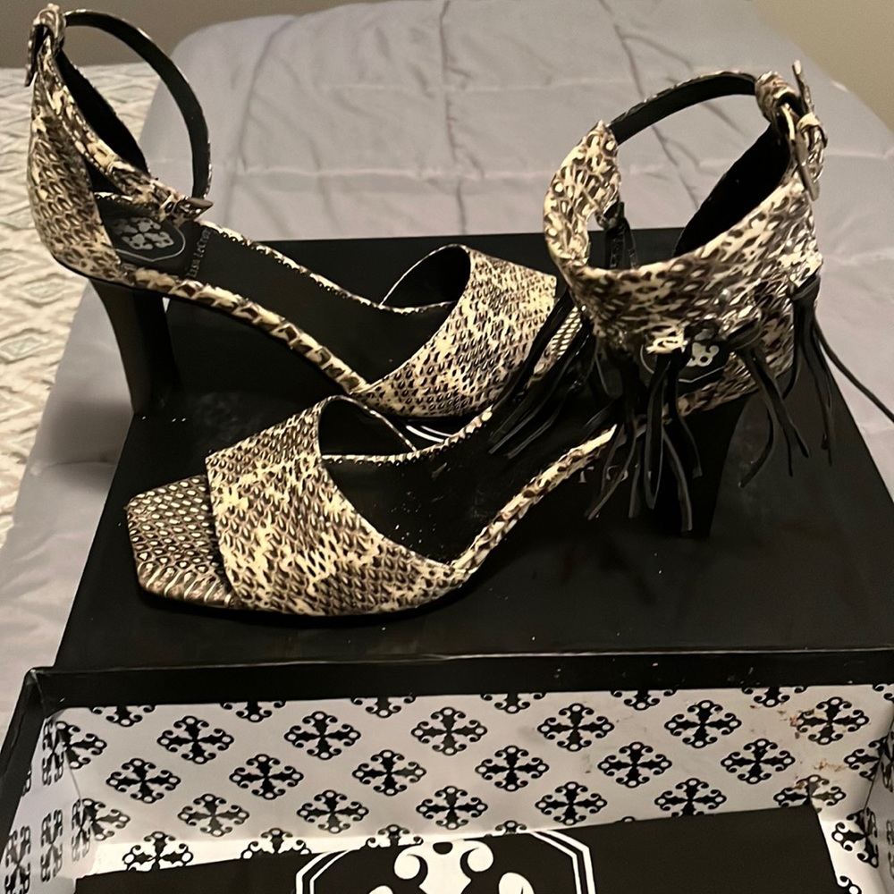 Gorgeous Lisa LeCroy snakeskin and leather heels. Brand new still in box.